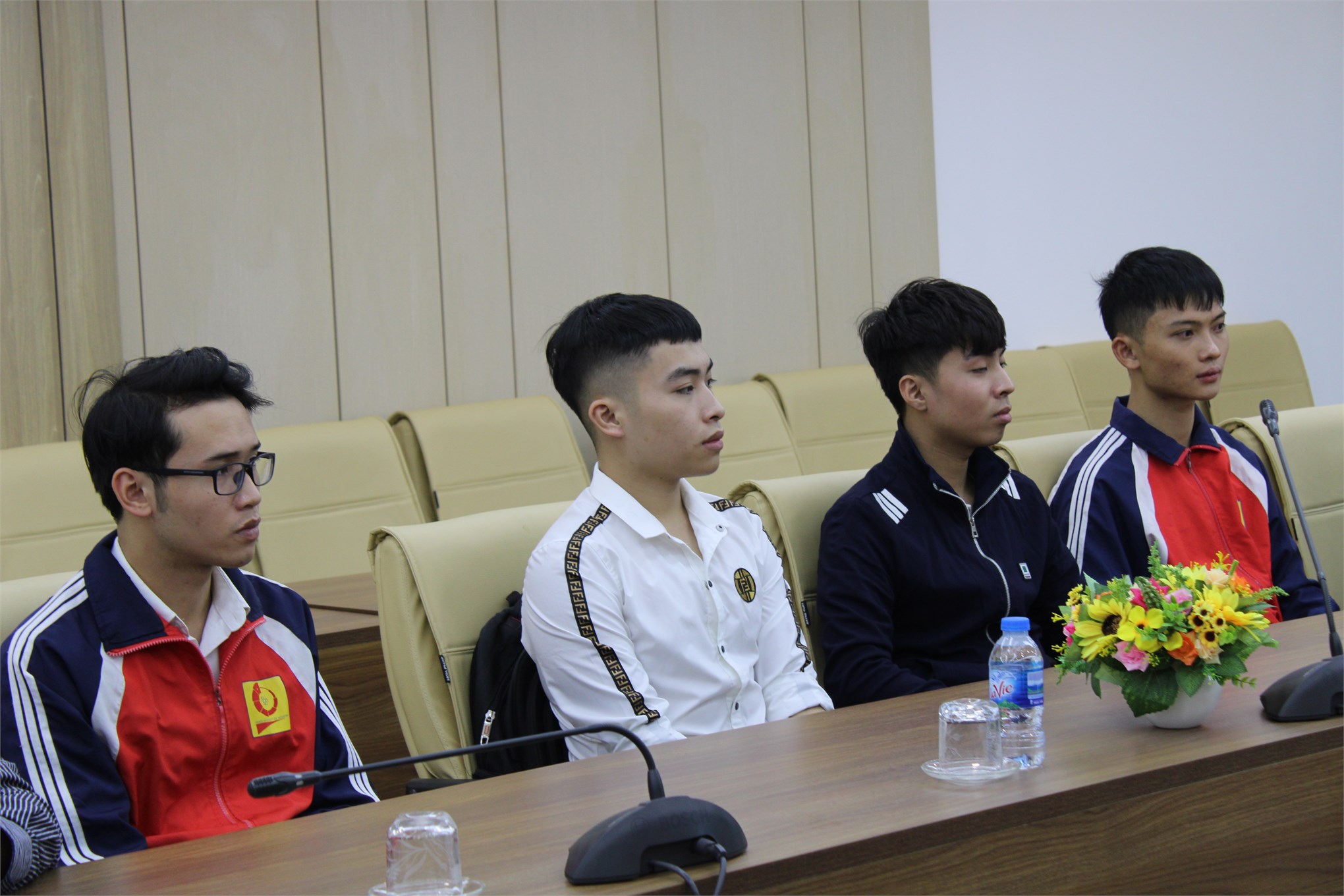 05 sinh viên khoa Cơ khí vinh dự nhận học bổng của Công ty Nhật Minh