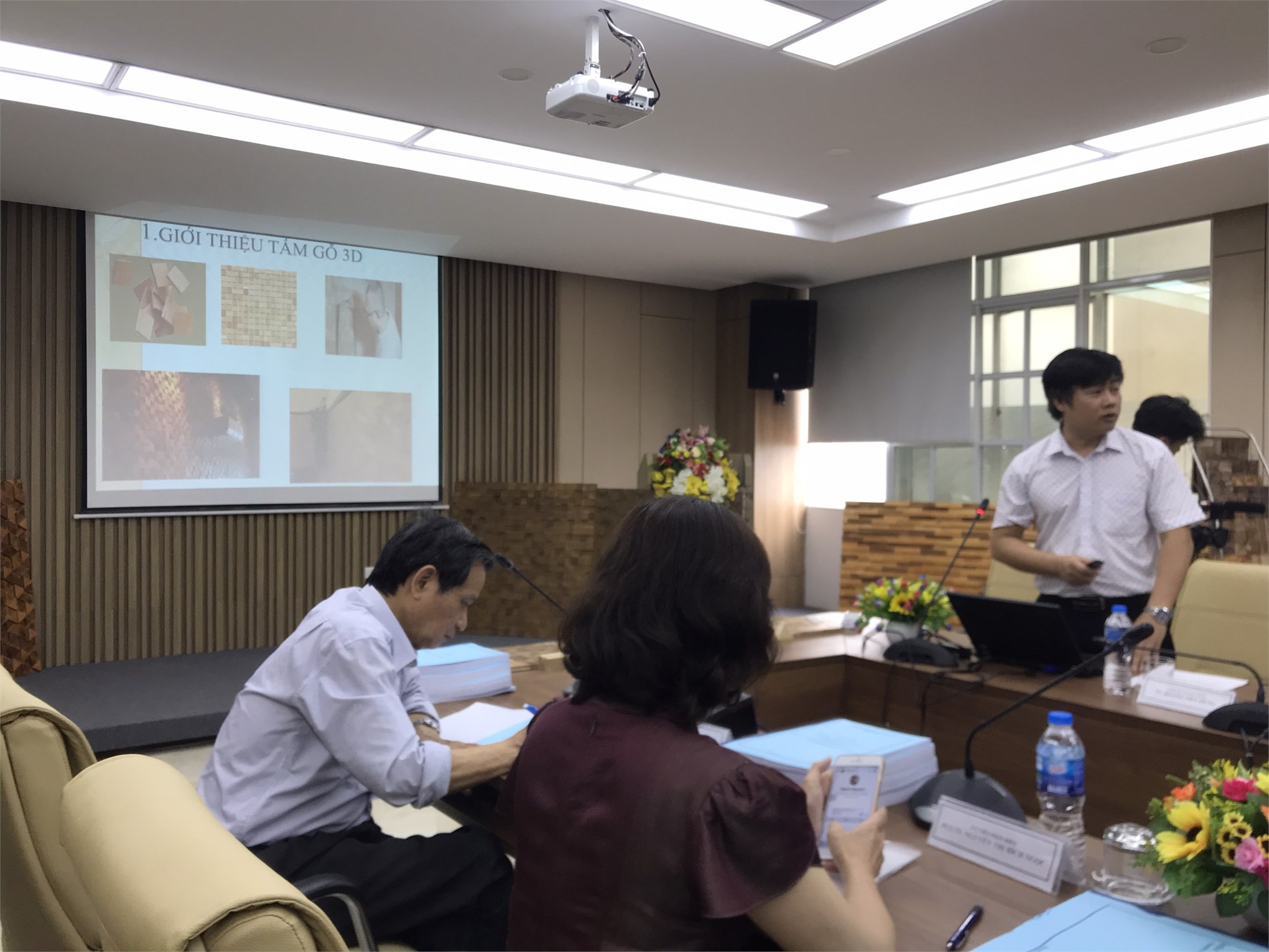 Nghiệm thu cấp cơ sở đề tài NCKH TP Hà Nội: `Nghiên cứu ứng dụng công nghệ sản xuất tấm trang trí 3D từ gỗ rừng trồng`