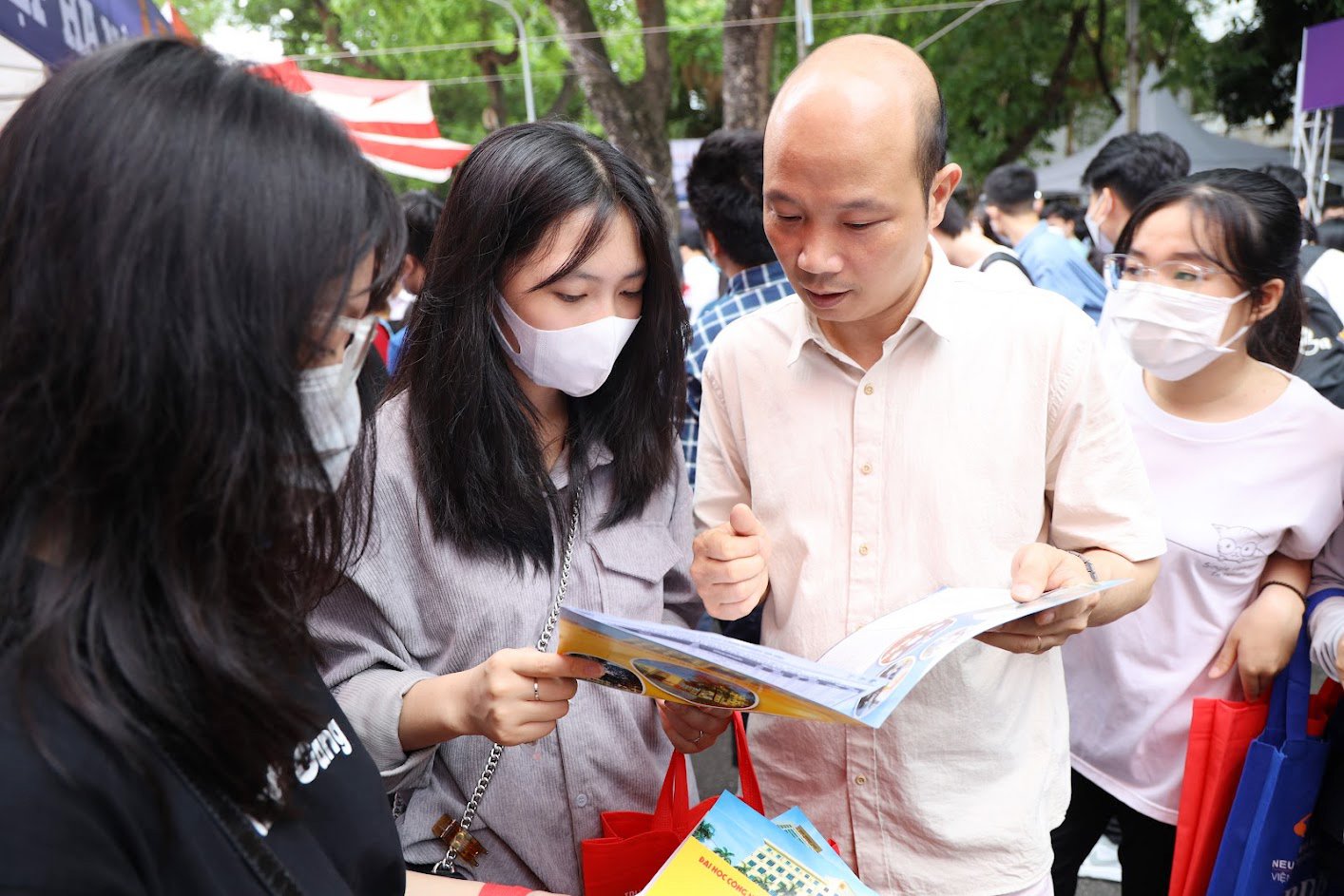 Hàng ngàn thí sinh đến với ngày hội tư vấn tuyển sinh tại Hà Nội