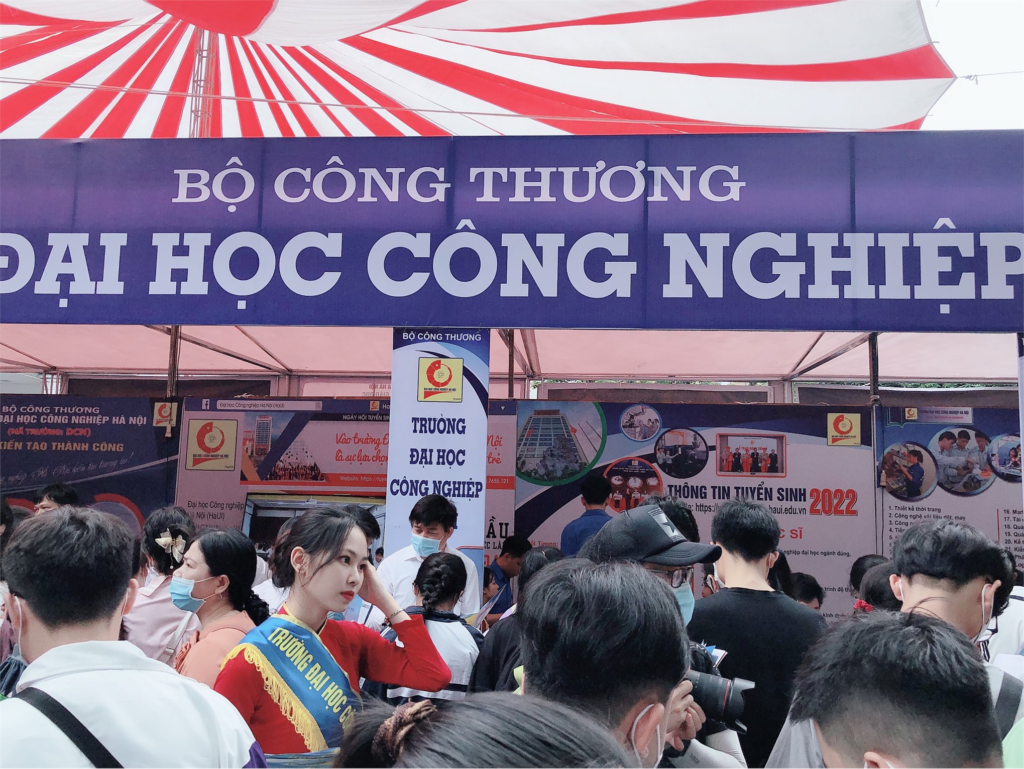 Hàng ngàn thí sinh đến với ngày hội tư vấn tuyển sinh tại Hà Nội