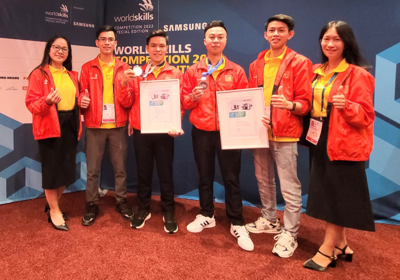 Hai thí sinh Khoa Cơ khí - Đại học Công Nghiệp Hà Nội xuất sắc giành huy chương bạc kỳ thi tay nghề thế giới năm 2022
