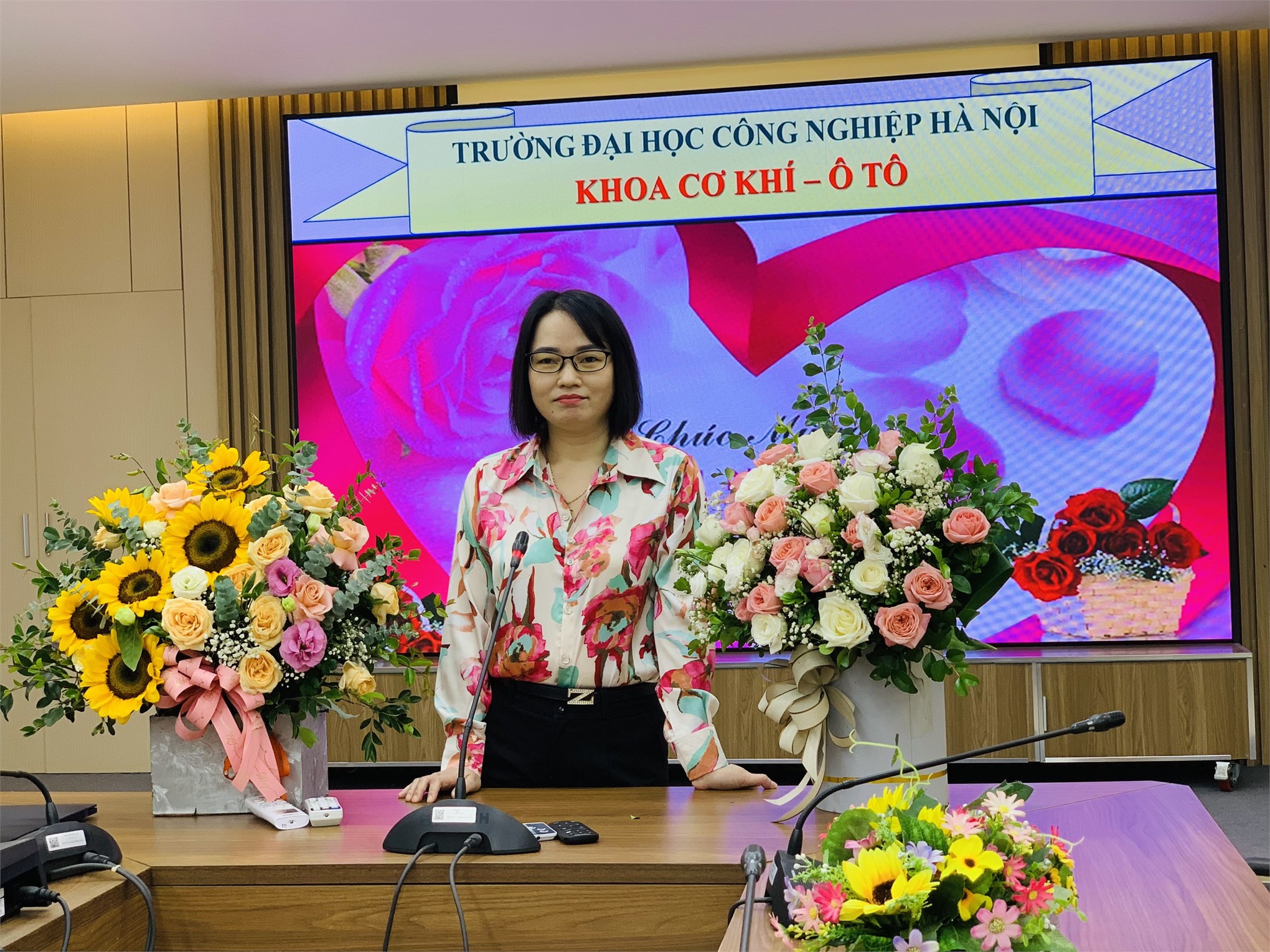 Công đoàn khoa Cơ khí - Ô tô chúc mừng ngày Phụ nữ Việt Nam 20/10/2022