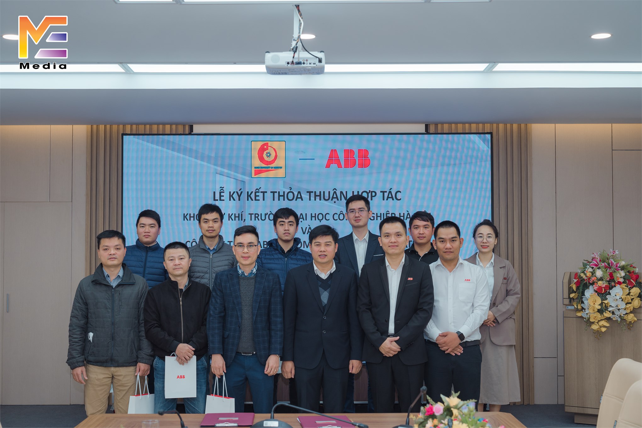 Ký thỏa thuận hợp tác về nghiên cứu và chuyển giao công nghệ của Khoa Cơ khí với công ty TNHH ABB Automation & Electrification