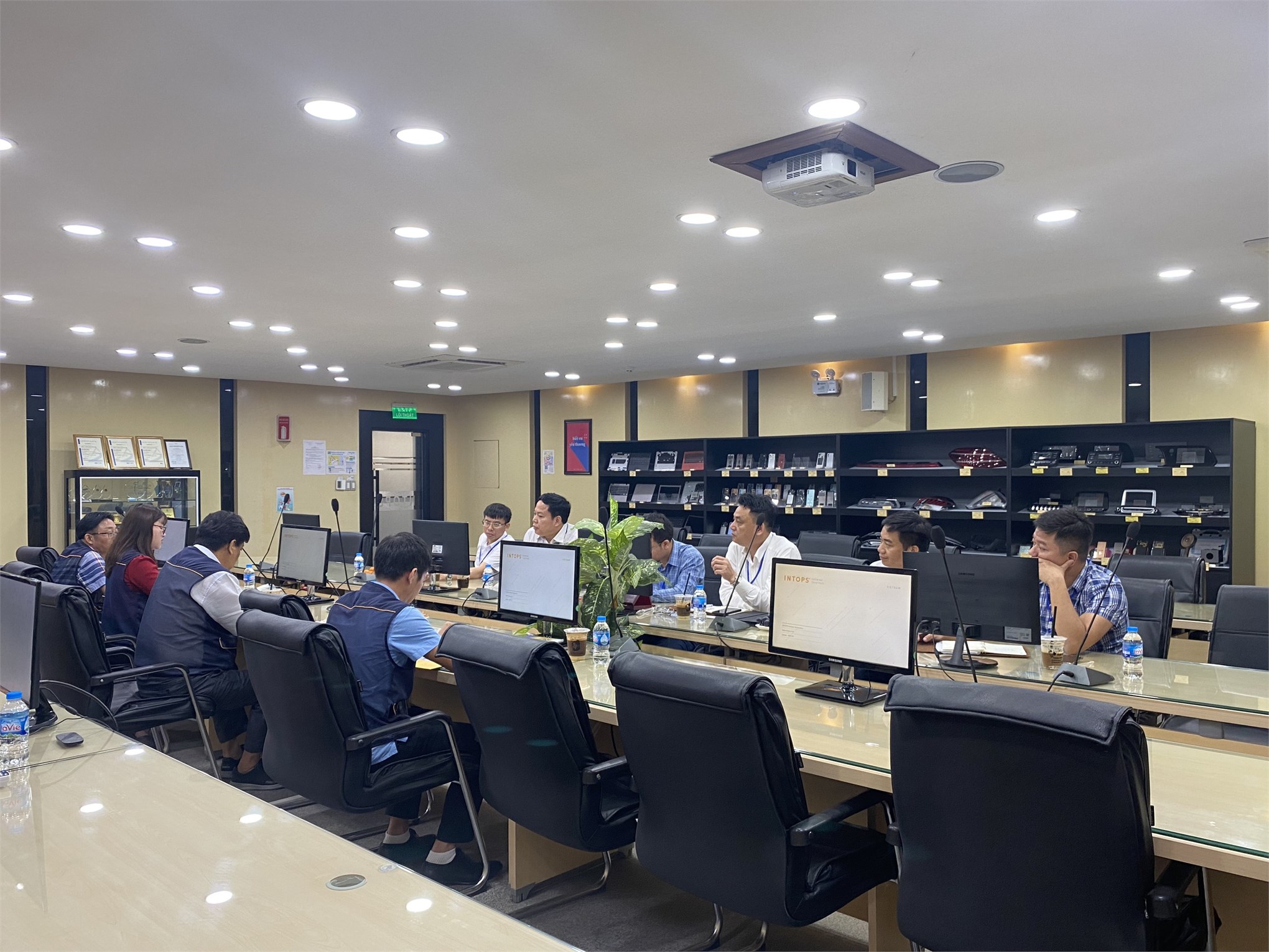 Thăm quan và làm việc với công ty TNHH Intops Việt Nam, đẩy mạnh hợp tác giữa nhà trường và doanh nghiệp