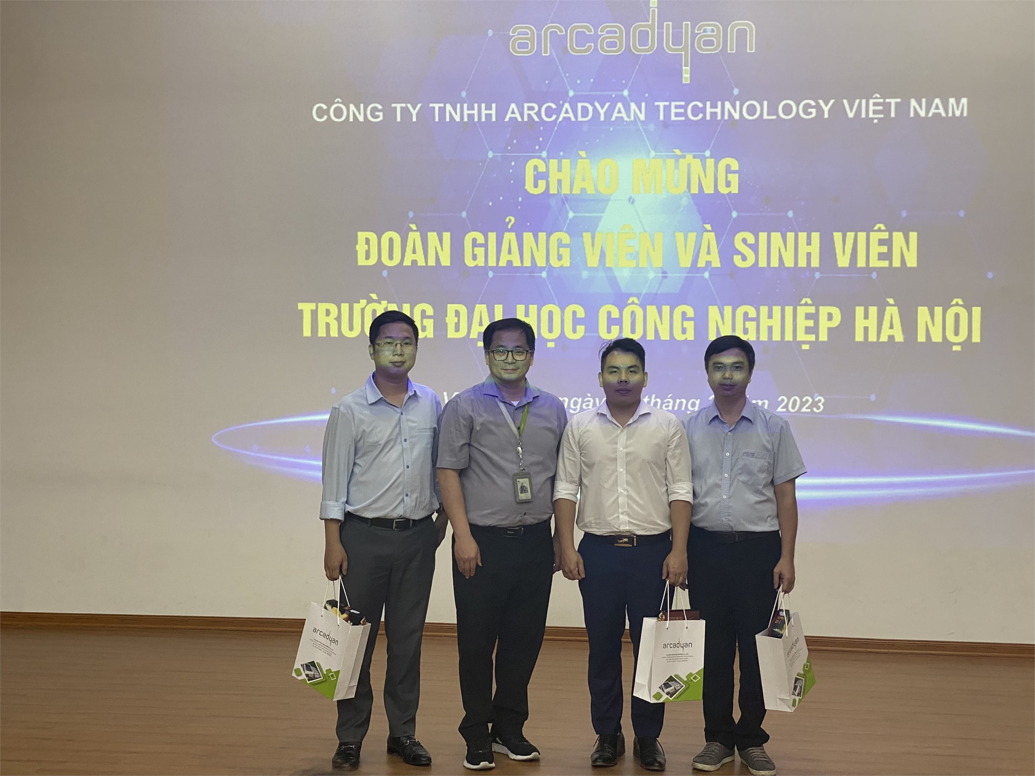 Sinh viên Khoa Cơ khí có một trải nghiệm ý nghĩa trong chuyến tham quan tại Công ty Arcadyan Techlogogy Việt Nam