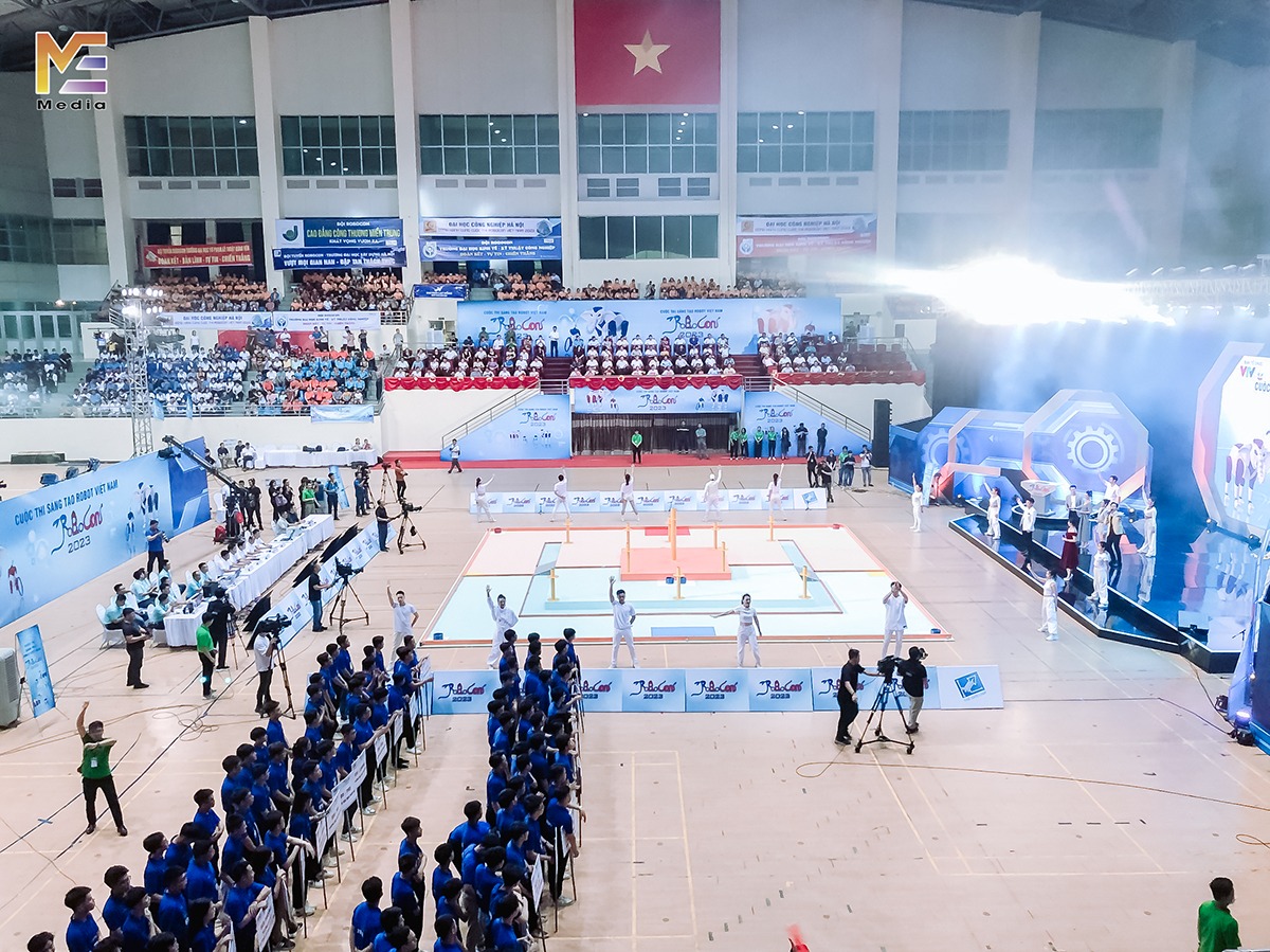 Đội tuyển DCN-DREAM khoa Cơ khí vượt qua bảng tử thần để vào vòng 1/8 chung kết Robocon Việt Nam 2023