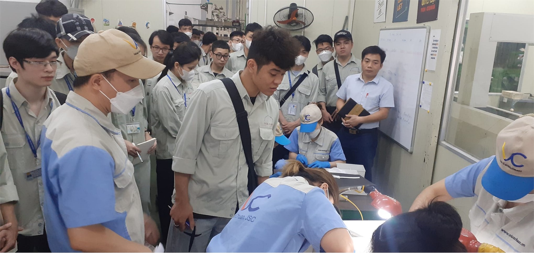 Khoa Cơ khí tổ chức tham quan thực tế cho sinh viên lớp khuôn mẫu K15 tại Công ty cổ phần Việt Chuẩn.