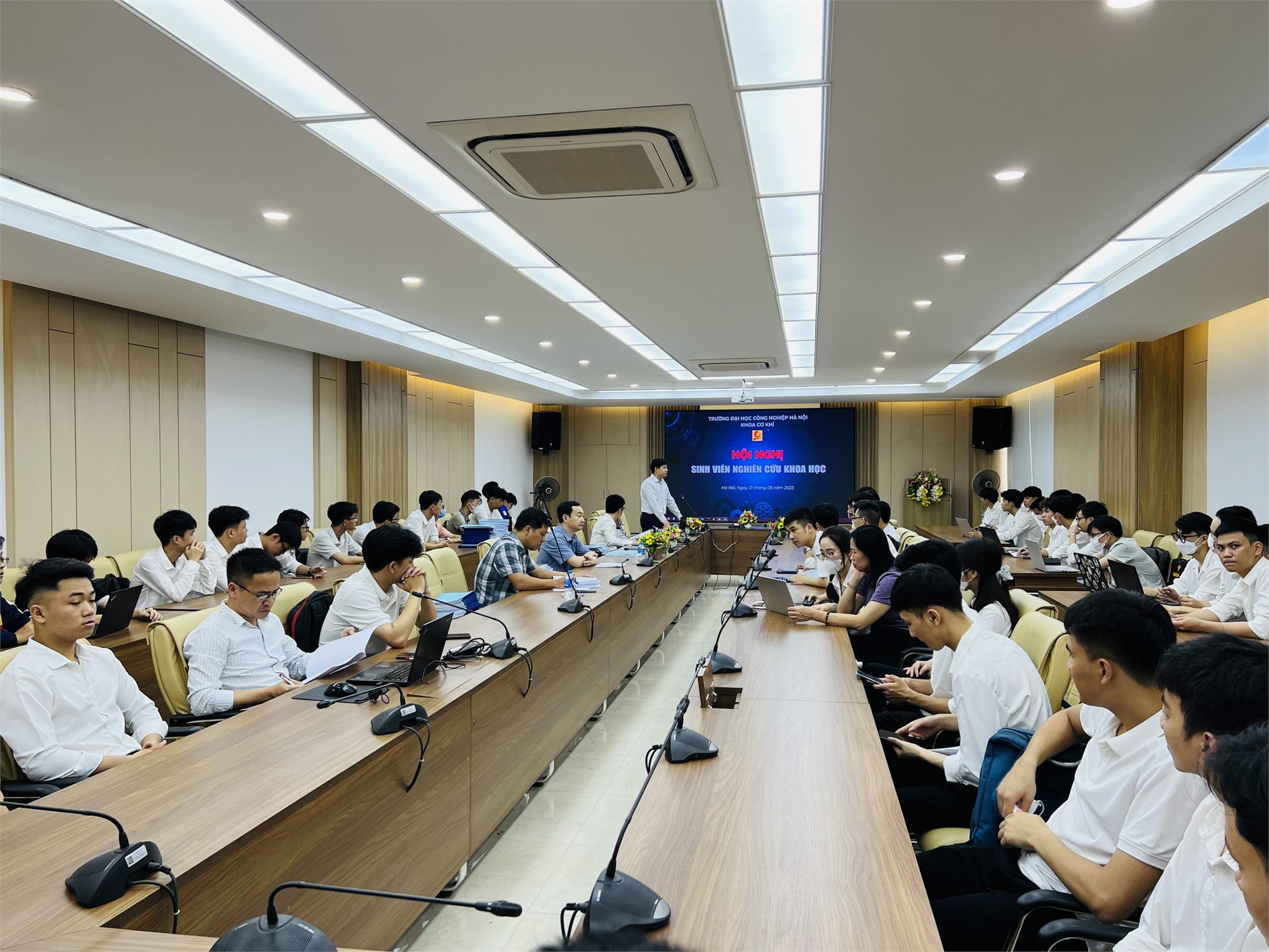 Khoa Cơ khí nghiệm thu hơn 60 đề tài NCKH sinh viên năm học 2022-2023