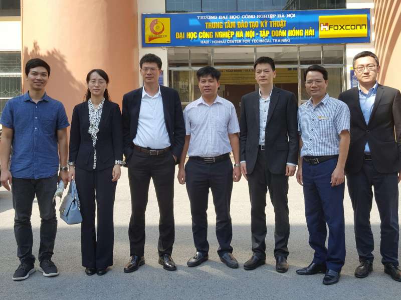 Trung tâm phát triển công nghệ cao Trung Quốc đến thăm và làm việc với khoa Cơ khí