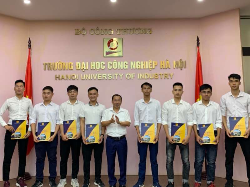16 Tân kỹ sư Trường Đại học Công Nghiệp Hà Nội nhận quyết định đi sỹ quan dự bị năm 2020