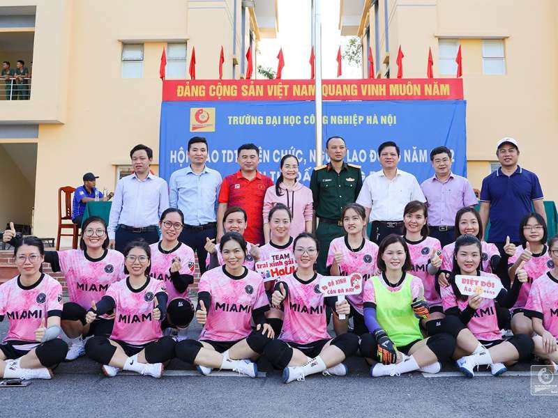 Liên quân khoa Cơ khí-phòng TCHC-TT.HTSV-TT.TT&QHCC hào hứng tham gia giải bóng đá nữ HaUI