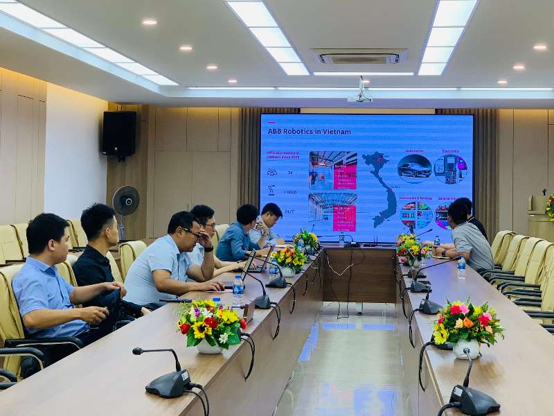 Khoa Cơ khí làm việc với công ty ABB Việt Nam