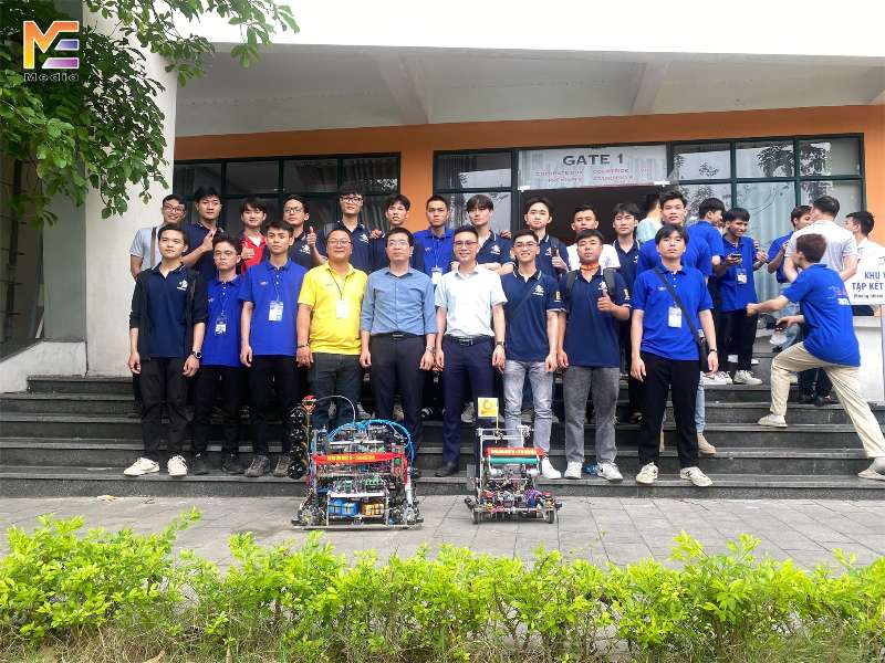 Đội tuyển DCN-DREAM khoa Cơ khí giành giải Robot điều khiển bằng tay xuất sắc nhất